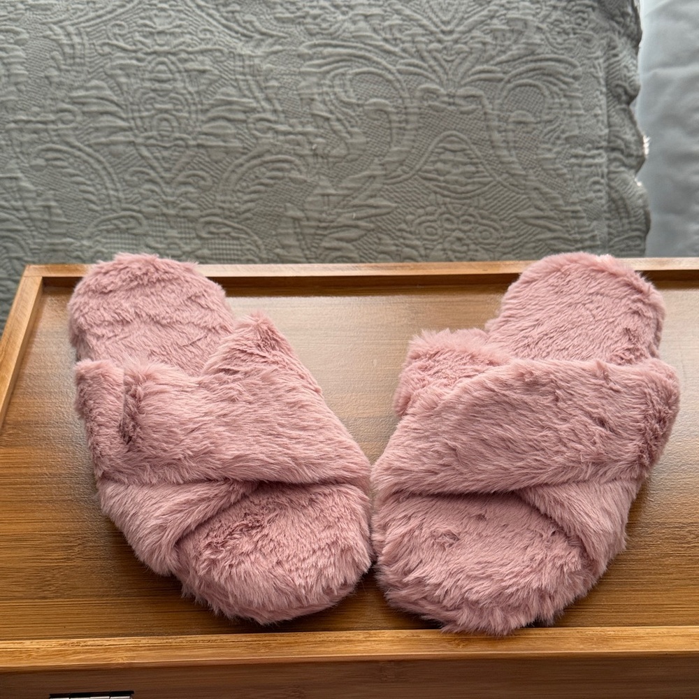 CLEARANCE FamiPort Cross Band Fuzzy Slippers